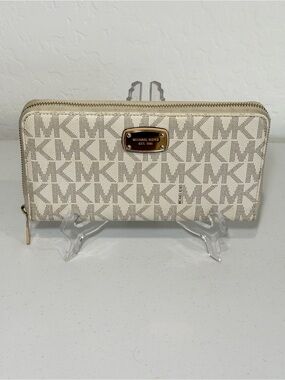 Michael Kors Jet Set Travel Full Zip Clutch Wallet Large